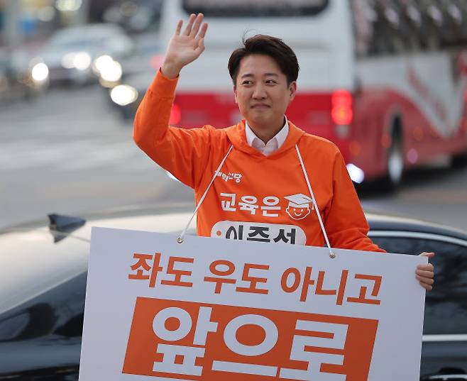 개혁신당 대선 후보인 이준석 의원이 18일 서울 강남구 은마아파트 입구 사거리에서 퇴근길 인사를 하고 있다. (사진=연합뉴스)