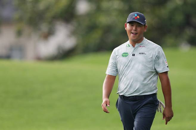 김시우가 PGA 챔피언십 2라운드 6번홀에서 홀인원에 성공한 뒤 환하게 웃으며 그린을 향해 걸어가고 있다. (사진=AFPBBNews)