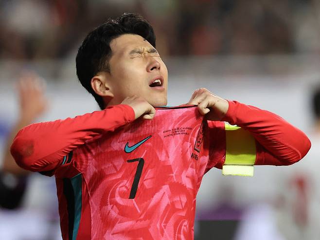지난 3월 25일 수원월드컵경기장에서 열린 2026 북중미 월드컵 아시아 3차 예선 B조 8차전 대한민국과 요르단의 경기에서 손흥민이 공격 찬스를 놓친 뒤 아쉬워하고 있다. (사진=연합뉴스)