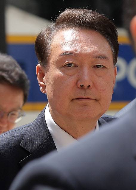 윤석열 전 대통령이 지난 12일 서울 서초동 서울중앙지법에서 열리는 내란 우두머리 혐의, 직권남용 권리행사방해 혐의 사건 3차 공판에 출석하고 있다. (사진공동취재단)