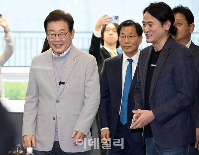 이재명 더불어민주당 대선 후보가 지난달 14일 서울 강남 소재 AI반도체 스타트업인 퓨리오사AI를 방문해 백준호  대표와 입장하고 있다. (국회사진취재단)