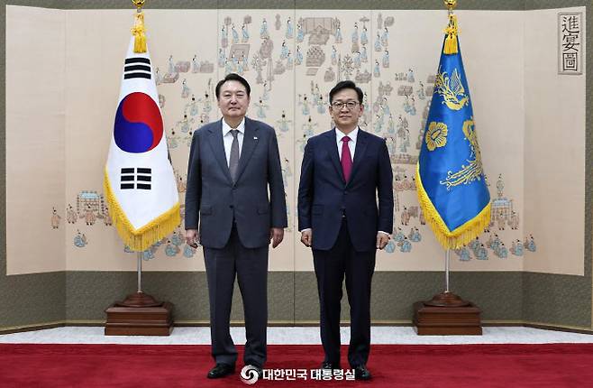 윤석열 전 대통령과 석동현 변호사. 사진은 2022년 10월 14일 민주평통 사무처장 임명장 수여식 모습.(사진=대통령실)