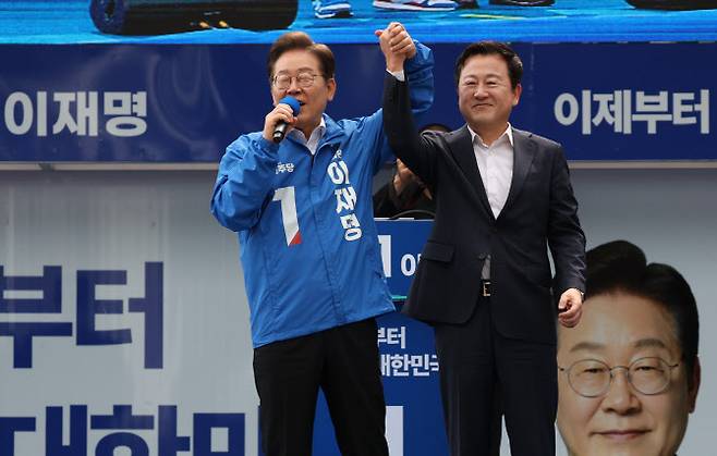 이재명 더불어민주당 대선 후보가 17일 광주 서구 김대중컨벤션센터 광장에서 열린 집중유세에서 국민의힘 탈당 후 개혁신당 정책위의장을 맡았던 김용남 전 의원을 소개하고 있다. (사진=뉴시스)