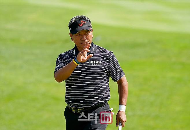 최경주가 1번홀에서 버디를 잡아낸 뒤 팬들을 향해 손을 들어 인사하고 있다. (사진=이데일리 골프in 김상민 기자)