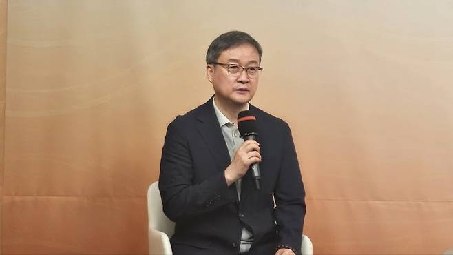 우승을 확정 지은 후 인터뷰를 하고 있는 유창혁 9단.(사진 K바둑 제공)