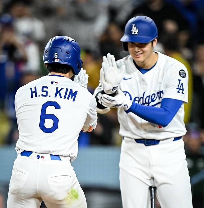 (오타니 쇼헤이(오른쪽)가 첫 홈런을 친 김혜성을 홈에서 반갑게 맞이해주고 있다)