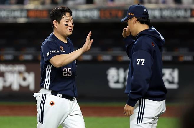 15일 한화 이글스와 경기에서 승리를 거둔 뒤 하이파이브 하는 두산 베어스 이승엽 감독(오른쪽)과 양의지