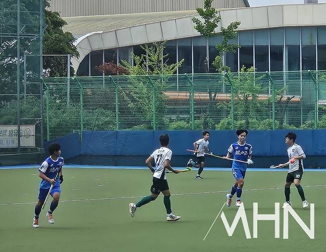 용산고와 대원고가 제45회 서울특별시협회장기 하키대회를 치르고 있다