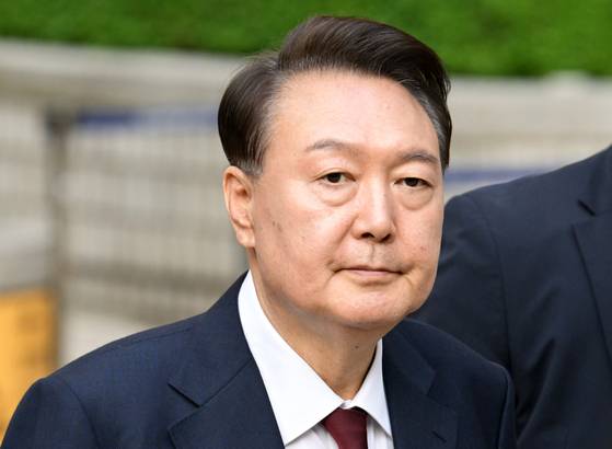 윤석열 전 대통령이 지난 12일 서울 서초구 중앙지방법원에서 열린 내란 우두머리 혐의, 직권남용 권리행사방해 혐의 사건 3차 공판을 마친 뒤 법정을 나서고 있는 모습. 〈사진=사진공동취재단〉