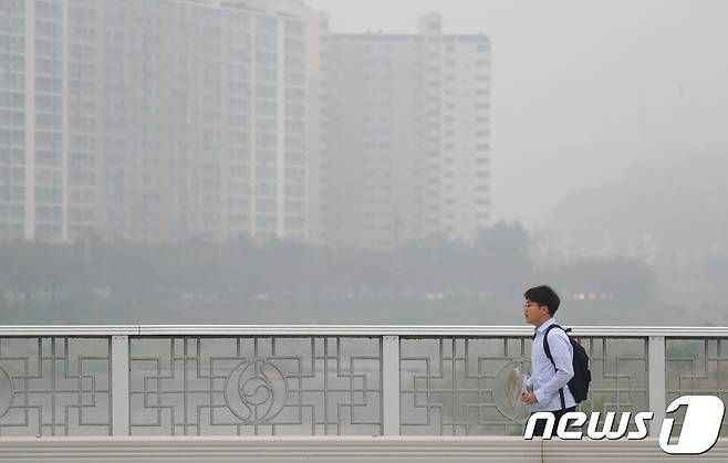 안개가 자욱하게 낀 전북 전주시 서원로를 걸어가고 있는 시민/뉴스1DB