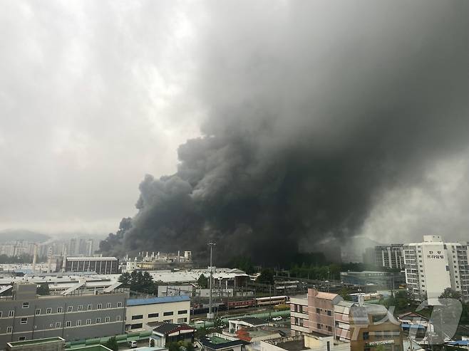 17일 오전 7시 11분쯤 광주 광산구 송정동의 금호타이어 공장에서 불이 나 소방당국이 진화하고 있다. 2025.5.17/뉴스1 ⓒ News1 김태성 기자