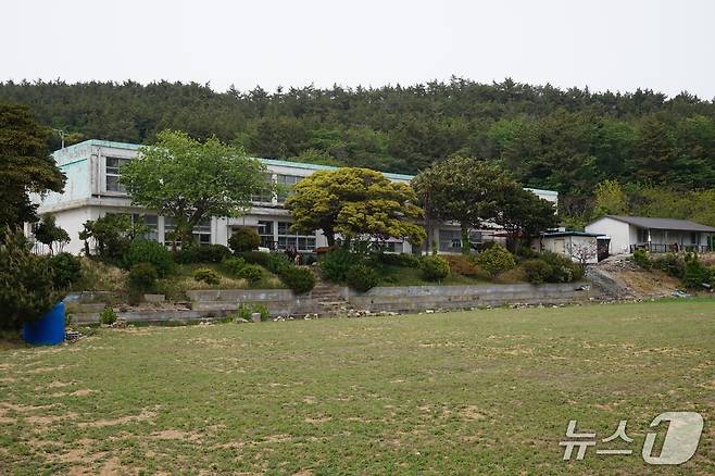 상조도초등학교. 지금은 폐교 상태로 운동장이 쑥밭으로 변했다. 2025.5.16/뉴스1 ⓒ News1 조영석 기자