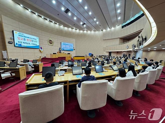 구례북초등학교 학생들이 전남도의회 본회의장에서 '청소년 의회교실'체험행사를 하고 있다. (전남도교육청 제공, 재판매 및 DB 금지)