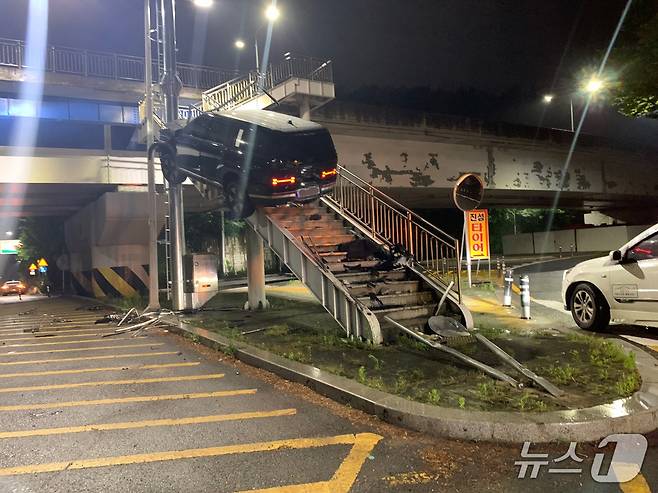 17일 오전 1시20분쯤 대구 수성구 만촌동에서 20대 남성 A씨가 몰던 SUV 승용차가 육교로 돌진해 육교 난간 등이 파손됐다.(독자 제공.재판매 및 DB 금지)