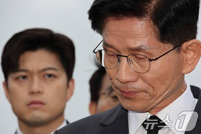 김문수 국민의힘 대통령 후보와 김용태 비상대책위원장이 17일 광주 북구 국립 5·18 민주묘지를 찾아 박관현 열사 묘역에서 참배하고 있다. (공동취재) 2025.5.17/뉴스1 ⓒ News1 이광호 기자