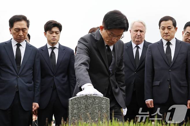 김문수 국민의힘 대통령 후보와 김용태 비상대책위원장이 17일 광주 북구 국립 5·18 민주묘지를 찾아 윤상원 열사 묘역에서 참배하고 있다. (공동취재) 2025.5.17/뉴스1 ⓒ News1 이광호 기자