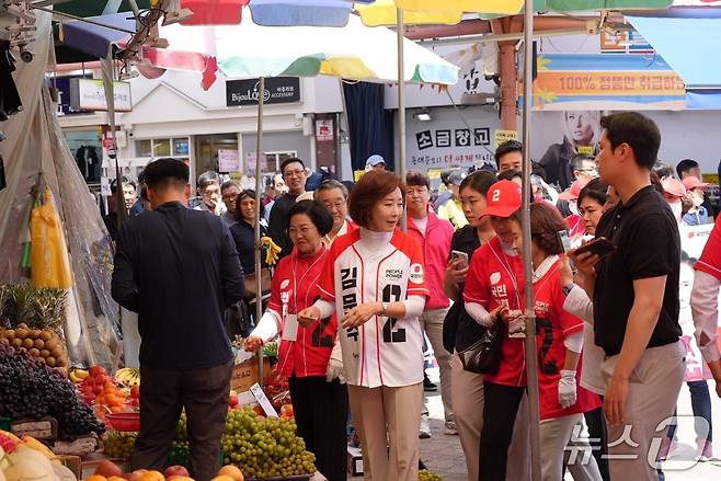 국민의힘 나경원  공동선거대책위원장이 17일 오전 인천 모래내시장을 방문, 김문수 대선 후보 지지유세를 진행했다(이시명 기자/뉴스1)
