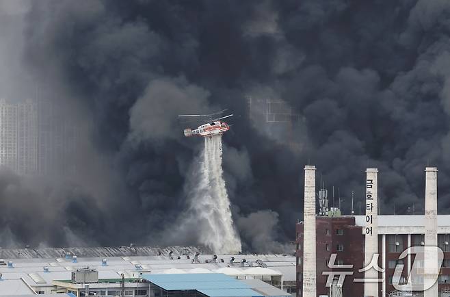 17일 오전 광주 광산구 소촌동 금호타이어 광장공장에서 화재가 발생해 소방당국이 소방헬기를 동원해 진화 작업을 하고 있다 2025.5.17/뉴스1 ⓒ News1 김태성 기자
