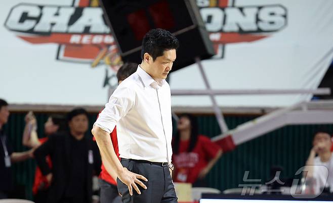 17일 오후 서울 송파구 잠실학생체육관에서 열린 '2024-25 KCC 프로농구 챔피언결정전 7차전' 서울 SK 나이츠와 창원 LG 세이커스의 경기, 2쿼터 서울 SK 전희철 감독이 생각에 잠겨 있다. 2025.5.17/뉴스1 ⓒ News1 김진환 기자