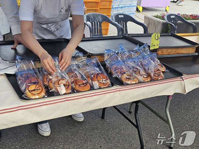 광주 대표 빵집 중 하나인 궁전제과가 17일 5·18 전야제 부스에서 대통령 선거 투표를 독려하는 '선거빵'을 판매하고 있다. 2025.5.17/뉴스1