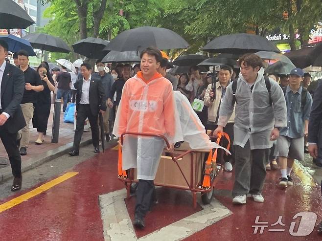 이준석 개혁신당 대통령 후보가 17일 홍대거리에서 리어카를 끌고 유세를 하고 있다. 2025.5.17/뉴스1 ⓒ News1 이기림 기자