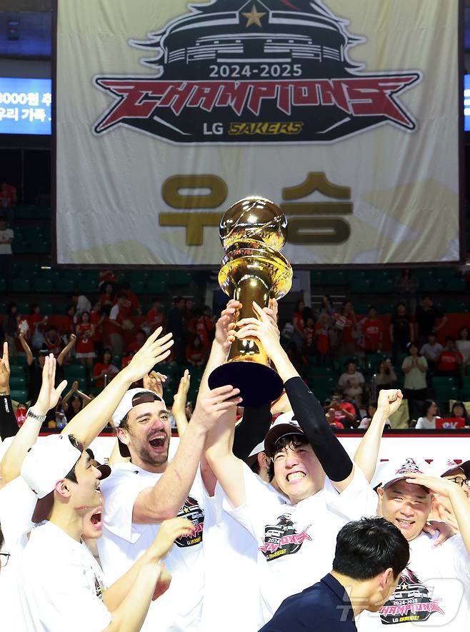17일 오후 서울 송파구 잠실학생체육관에서 열린 '2024-25 KCC 프로농구 챔피언결정전 7차전' 서울 SK 나이츠와 창원 LG 세이커스의 경기, 62대58로 승리하며 창단 28년 만에 첫 우승을 달성한 창원 LG 선수들이 시상식에서 우승 트로피를 들고 환호하고 있다. 2025.5.17/뉴스1 ⓒ News1 김진환 기자