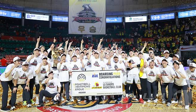 17일 오후 서울 송파구 잠실학생체육관에서 열린 '2024-25 KCC 프로농구 챔피언결정전 7차전' 서울 SK 나이츠와 창원 LG 세이커스의 경기, 62대58로 승리하며 창단 28년 만에 첫 우승을 달성한 창원 LG 선수들이 기념 촬영을 하고 있다. 2025.5.17/뉴스1 ⓒ News1 김진환 기자
