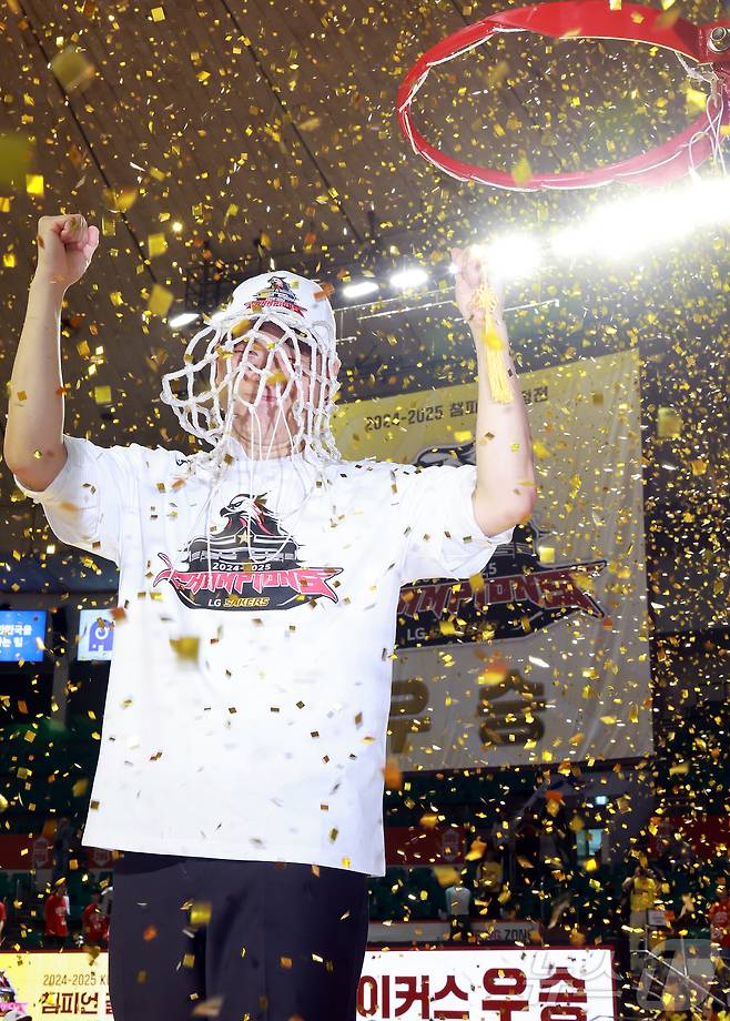 17일 오후 서울 송파구 잠실학생체육관에서 열린 '2024-25 KCC 프로농구 챔피언결정전 7차전' 서울 SK 나이츠와 창원 LG 세이커스의 경기, 62대58로 승리하며 창단 28년 만에 첫 우승을 달성한 창원 LG 조상현 감독이 그물 커팅식에서 세리머니를 펼치고 있다. 2025.5.17/뉴스1 ⓒ News1 김진환 기자