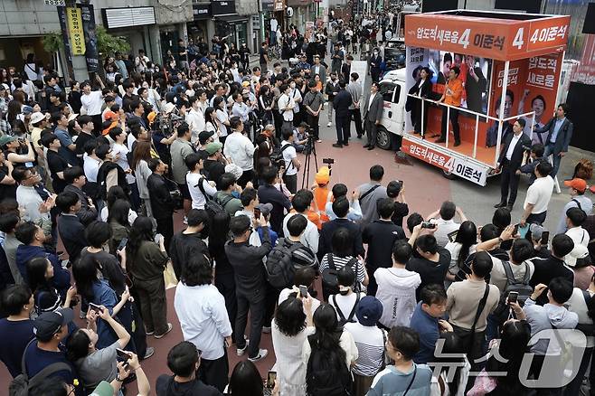 이준석 개혁신당 대통령 후보가 17일 오후 서울 성동구 성수동 카페거리에서 유세를 하고 있다. (이준석캠프 제공, 재판매 및 DB 금지)2025.5.17/뉴스1