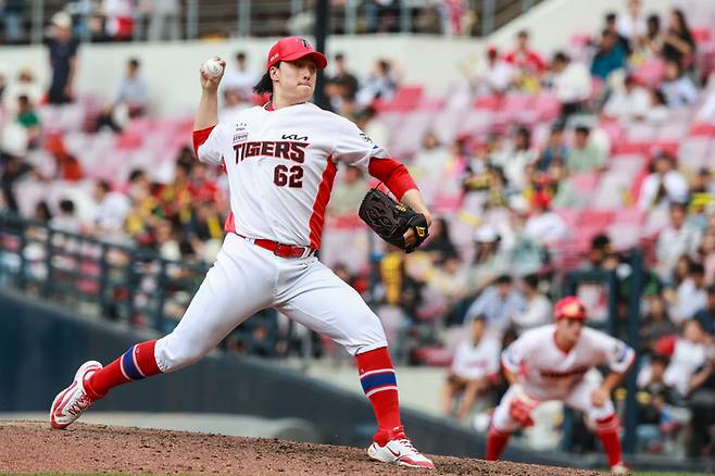 KIA 정해영이 17일 광주-기아 챔피언스 필드에서 열린 2025 KBO리그 두산과 더블헤더 1차전에서 세이브를 따내며 통산 133세이브를 기록, 타이거즈 프랜차이즈 최다 세이브 신기록을 작성했다. 사진 | KIA 타이거즈