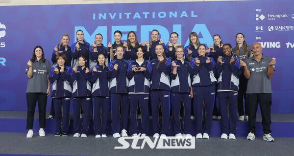 16일 오후 인천 부평구 인천삼산월드체육관에서 열린 'KYK 인비테이셔널 2025' 미디어데이에서 김연경(뒷줄 왼쪽네번째), 마르첼로 아본단자(앞줄 오른쪽) 감독과 여자배구 세계올스타팀 선수들이 기념촬영을 하고 있다. 사진┃뉴시스