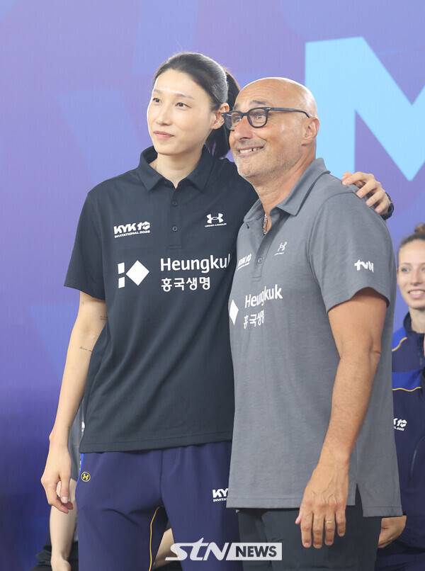 16일 오후 인천 부평구 인천삼산월드체육관에서 열린 'KYK 인비테이셔널 2025' 미디어데이에서 김연경과 마르첼로 아본단자 여자배구 세계올스타팀 감독과 포즈를 취하고 있다. 사진┃뉴시스