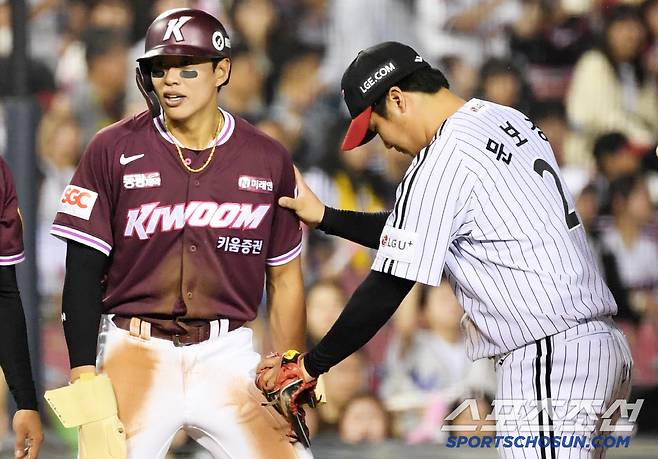 발이 떨어지지 않자 밀어서라도 송성문을 잡고 싶었던 문보경.