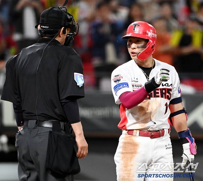 "로진이요 로진~" 나광남 주심에게 이유를 설명하는 박찬호