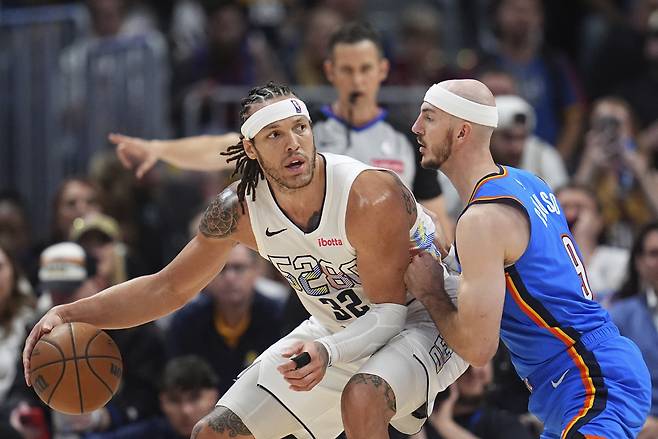Denver Nuggets forward Aaron Gordon, left, looks to pass the ball as Oklahoma City Thunder guard Alex Caruso defends in the second half of Game 6 in the Western Conference semifinals of the NBA basketball playoffs Thursday, May 15, 2025, in Denver. (AP Photo/David Zalubowski)







<저작권자(c) 연합뉴스, 무단 전재-재배포, AI 학습 및 활용 금지>