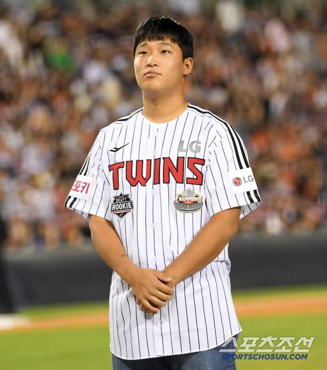 25일 잠실구장에서 열린 LG 트윈스와 한화 이글스의 경기. LG 신인선수 박관우가 팬들에게 인사를 건네고 있다. 잠실=박재만 기자 pjm@sportschosun.com/2024.09.25/