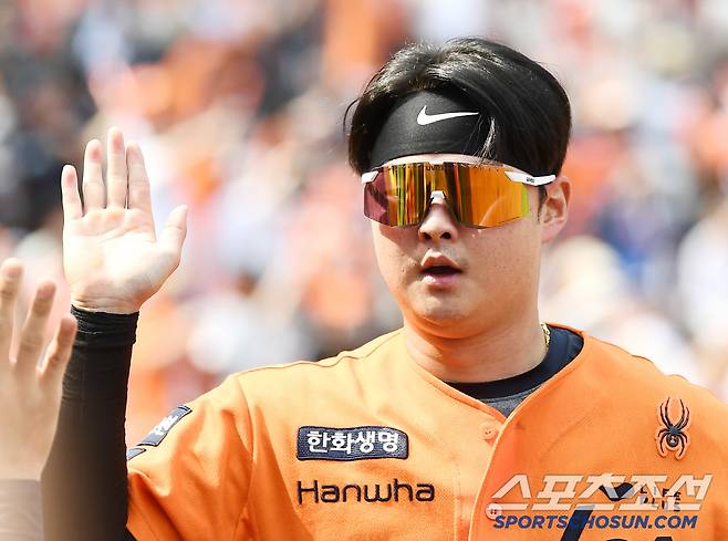 17일 대전 한화생명볼파크에서 열린 SSG-한화전. 4회말 1사 1루 최재훈이 1타점 2루타 때 득점한 이도윤이 환영받고 있다. 대전=정재근 기자 cjg@sportschosun.com/2025..5.17/