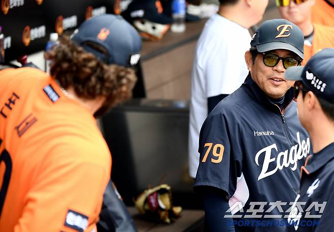 17일 대전 한화생명볼파크에서 열린 SSG-한화전. 7회까지 노히트 행진을 펼친 폰세가 8회에도 등판의사를 밝히자 양상문 코치가 웃고 있다. 대전=정재근 기자 cjg@sportschosun.com/2025..5.17/