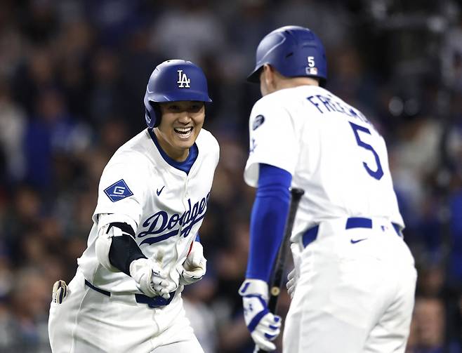LA 다저스 오타니 쇼헤이가 17일(한국시각) 다저스타디움에서 열린 LA 에인절스와의 홈경기에서 8회말 중월 솔로포를 터뜨리고 들어와 프레디 프리먼의 환영을 받고 있다. AFP연합뉴스