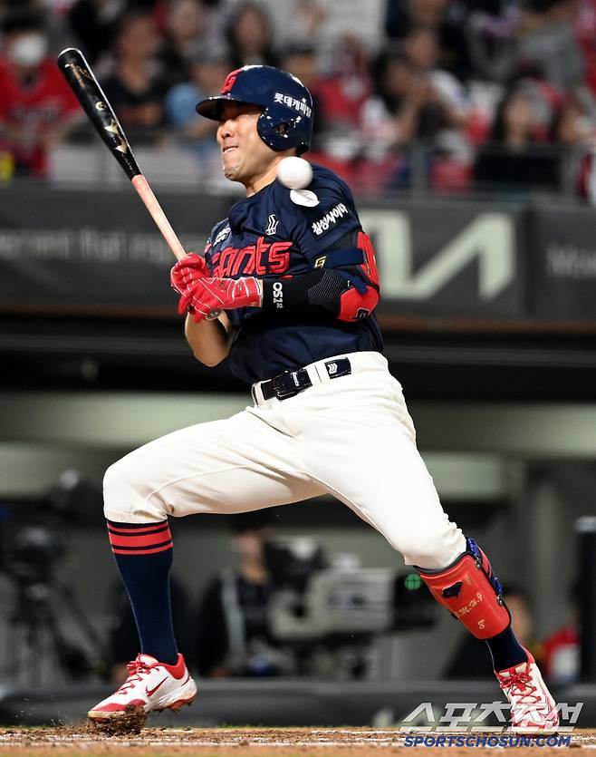 13일 광주KIA챔피언스필드에서 열린 롯데와 KIA의 경기, 6회초 1사 1,2루 롯데 전준우가 KIA 김도현의 투구를 몸에 맞고 있다. 광주=허상욱 기자wook@sportschosun.com/2025.05.13/