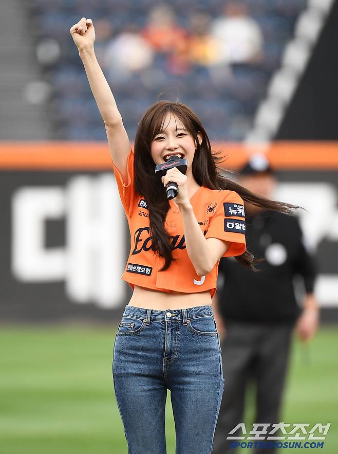 17일 대전 한화생명볼파크에서 열린 SSG-한화의 더블헤더 2차전. 가수 츄가 시구하고 있다. 대전=정재근 기자 cjg@sportschosun.com/2025..5.17/