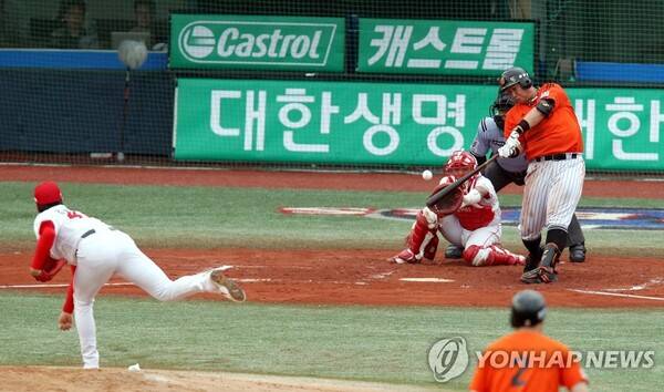 이대호 9경기 연속 홈런의 순간. ⓒ연합뉴스