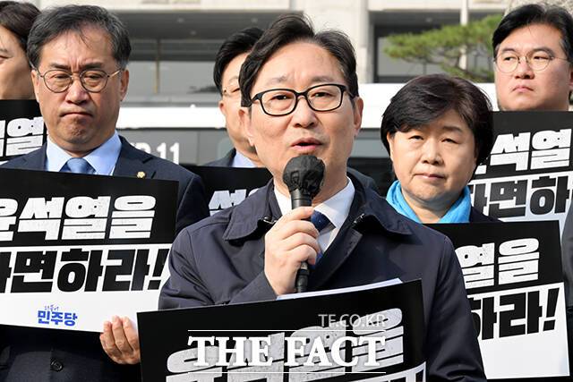 박범계 더불어민주당 의원은 17일 윤석열 전 대통령이 국민의힘을 탈당한 데 대해 "오직 선거용 가짜 탈당"이라며 "감방 가기 좋은 환경"이라고 강하게 비판했다. /배정한 기자