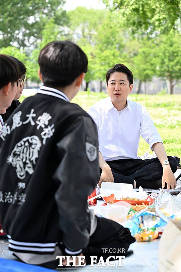 '한강 포틀럭파티'로 대학생 만난 이 후보.