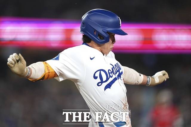 다저스의 '공포의 9번타자' 김혜성이 17일 LA 에인절스와 '프리웨이 시리즈' 첫 경기 5회 말 내야 안타로 1루를 밟고 있다./LA=AP.뉴시스