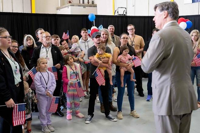 12일(현지시간) 크리스토퍼 란다우 미 국무부 차관(오른쪽)이 버지니아 덜레스 국제공항에 도착한 남아공 백인 난민 가정에 미국 정착 절차 등을 설명하고 있다. AFP연합뉴스