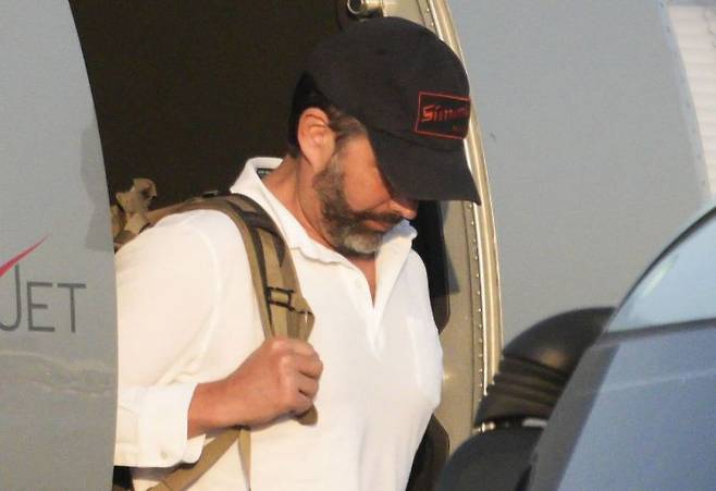 지난달 29일 전용기를 타고 김포공항에 도착한 트럼프 주니어의 모습. 연합뉴스