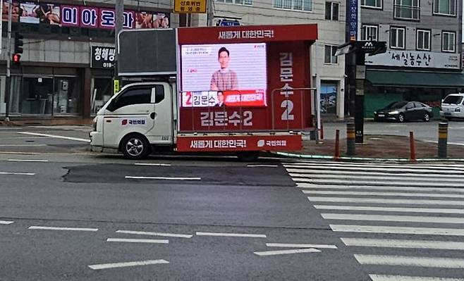 16일 전남 완도 5일시장 오거리 앞, 김문수 국민의힘 대선 후보의 유세차량 앞에는 단 한 명의 주민도 보이지 않았다. 이준경 기자