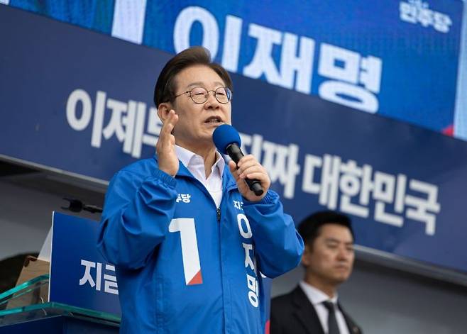 이재명 더불어민주당 대선 후보가 16일 전북 군산시 구 시청광장에서 열린 유세에서 지지를 호소하는 연설을 하고 있다. 공동취재단 연합뉴스