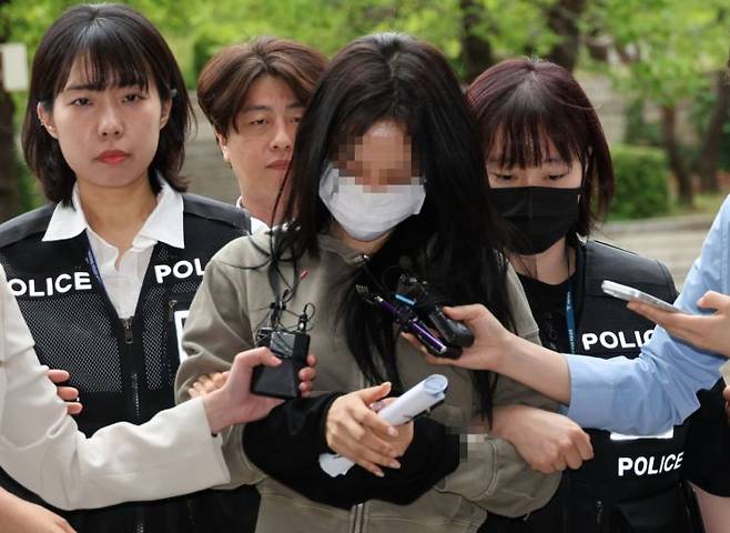 축구 국가대표팀 주장 손흥민의 아이를 임신했다고 주장하며 손씨에게 돈을 뜯어내려 한 20대 여성 양모씨가 17일 영장실질심사를 받기 위해 서울중앙지법에 들어서고 있다. 연합뉴스